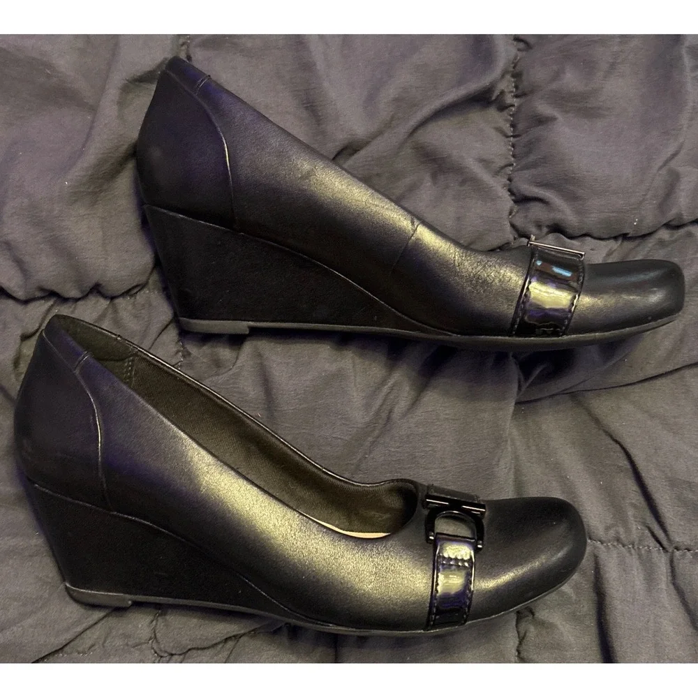 Clarks Collection Women's Black Leather Wedge Pumps Buckle Detail Size 7